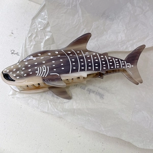 Détail de la pince à cheveux requin-baleine montrant la texture marbrée en acétate