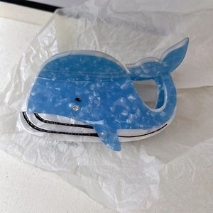 Détail de la pince à cheveux baleine bleue à motif marbré avec un œil en strass