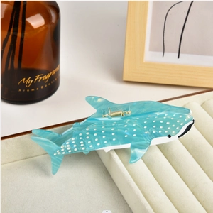 Pince à cheveux en acétate motif requin-baleine bleu avec finition nacrée élégante