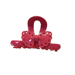 Pince à cheveux rose avec nœud, découpes en cœur et finition brillante pour femme