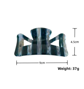 Vue détaillée d'une grande pince à cheveux en acétate marbré bleu, 9cm sur 4,5cm