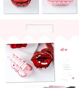 Detalle de pinzas para el cabello con labios rojos y corazones para San Valentín