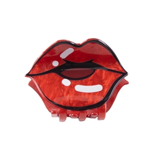 Pinza para el pelo con forma de labios y textura de mármol rojo con detalles negros