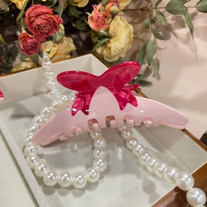 Detailansicht der rosa Haarklammer mit Schleife aus Essigsäure und Mehrzahn-Design