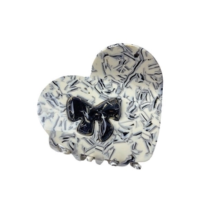 Elegante pinza per capelli a cuore in acetato con motivo marmorizzato bianco e nero e fiocco