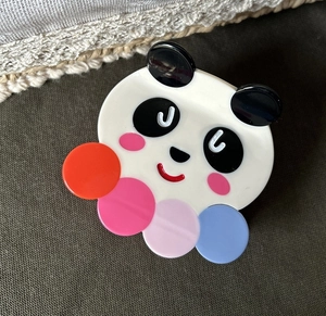 Pince à cheveux panda mignon en acétate avec perles colorées sur tissu texturé