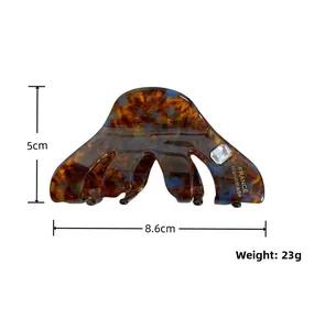 Détail de la pince à cheveux écaille avec strass, dimensions de 8,6 cm par 5 cm