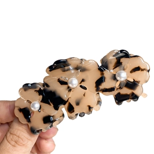 Pince à cheveux en acétate écaille de tortue avec trois fleurs et perles élégantes