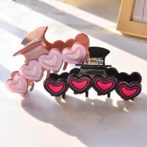 Süße herzförmige Haarspangen aus Acetat in Rosa und Schwarz mit 3D-Herz-Details