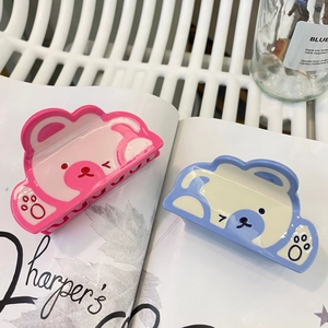 Vue détaillée de pinces à cheveux en forme d'ours mignonnes en rose et bleu