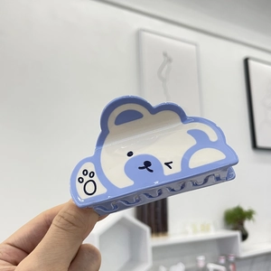 Détail de pince à cheveux mignonne en forme d'ours, coloris bleu clair et blanc