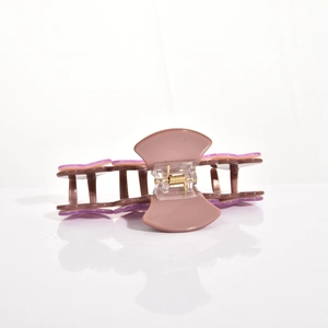 Detailansicht der braunen Haarspange mit lila Schmetterling-Design und Metallfeder