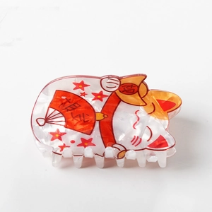 Détail de la pince à cheveux Maneki-Neko en résine nacrée avec des motifs de fortune