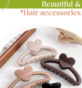 Détail de la pince à cheveux cœur ajouré de 13 cm aux tons terreux mats et variés