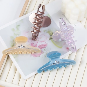 Lot de quatre pinces à cheveux élégantes avec strass et détails floraux raffinés