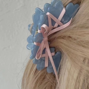 Pince à cheveux bleue avec ruban en soie rose pour coiffures élégantes de style ballet