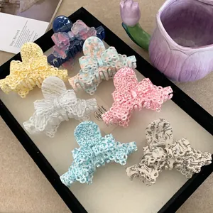 Lot de 7 pinces à cheveux papillon en dentelle aux couleurs variées sur un plateau