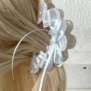 Pince à cheveux en acétate avec ruban bleu pour des coiffures style ballet