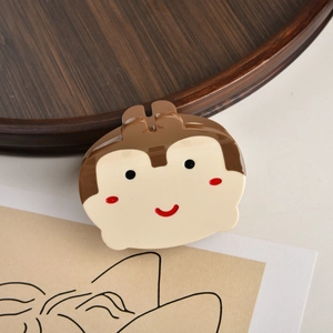 Détail d'une pince à cheveux mignonne en forme d'écureuil de dessin animé en acétate