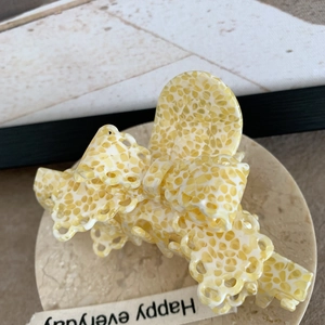Détail macro de la texture alvéolée creuse et pince à cheveux en acétate jaune