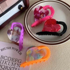 Pinze per capelli a forma di cuore in acetato con motivi marmorizzati colorati