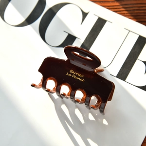 Détail de la pince à cheveux écaille de tortue avec l'inscription dorée Barrette La France