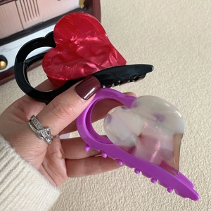 Pinze per capelli a cuore in acetato con texture marmorizzata per acconciature eleganti