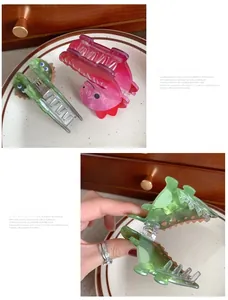 Detailansicht des Acryl-Haarclips im Dinosaurier-Design mit starkem Halt für langes Haar