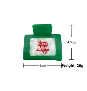 Vue détaillée de la pince à cheveux mah-jong verte de 5cm avec caractère Fa rouge et texture
