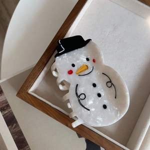 Detail einer großen Schneemann-Haarklammer aus hochwertigem, weißem Marmor-Acetat-Material