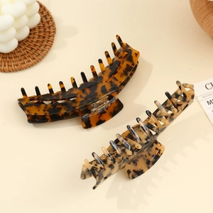 Lot de deux pinces à cheveux en acétate motif léopard et écaille en marron et jaune clair