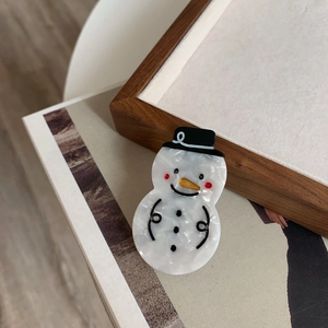 Detailaufnahme der Schneemann-Haarklammer aus perlmuttweißem Acetat-Material