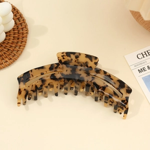 Grande pince à cheveux en acétate motif léopard pour femmes sur fond naturel chic