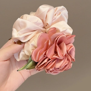 Chouchou beige élégant avec fleur en satin rose et feuilles vertes soyeuses pour femme