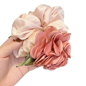 Chouchou élégant en satin champagne avec fleur 3D en tissu rose et feuilles vertes