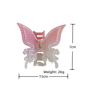 Vue détaillée d'une pince à cheveux papillon en acétate de 7,5 cm avec perles et tailles