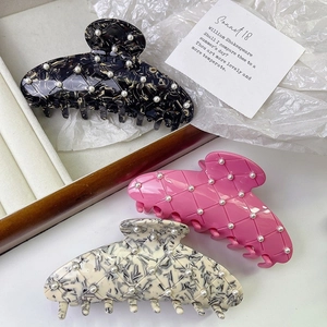 Lot de 3 grandes pinces à cheveux en acétate avec motifs matelassés et détails en perles