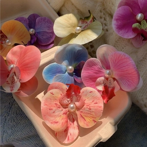 Barrette orchidée papillon en soie avec perle centrale en diverses couleurs vives