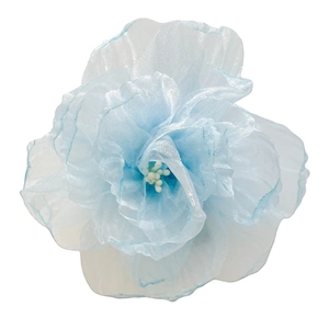 Pince à cheveux fleur en organza bleu clair élégante avec étamines blanches pour femmes
