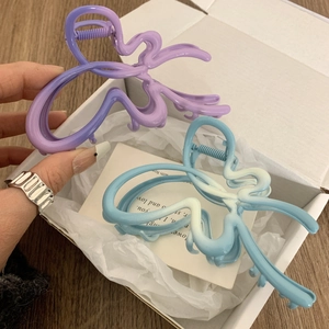 Molle per capelli a farfalla con design traforato sfumato viola e blu opaco