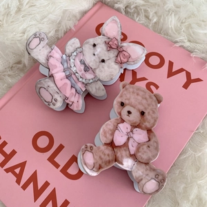 Lindas pinzas para el cabello de acrílico con oso y conejo sobre fondo de felpa suave