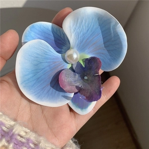 Vue détaillée de la pince à cheveux orchidée bleu dégradé avec perle blanche et fleur violette