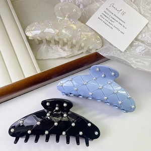 Grandes pinces à cheveux à perles élégantes avec motif matelassé en blanc bleu et noir