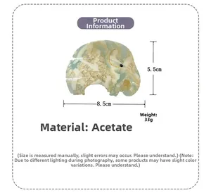 Détail d'une pince à cheveux éléphant de 8,5cm x 5,5cm en acétate marbré vert et blanc