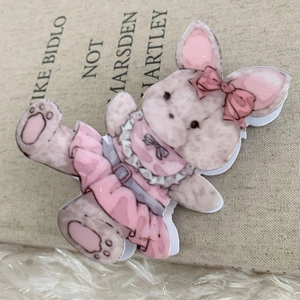 Primer plano detallado de una linda pinza para el pelo de acrílico con diseño de conejo