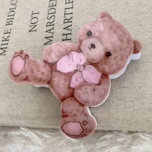 Detalle de pinza para el pelo con forma de oso rosa con estampado de leopardo y lazo