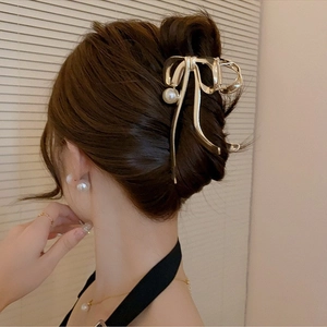Elegante molletta per capelli a fiocco dorato con perla grande per acconciature femminili