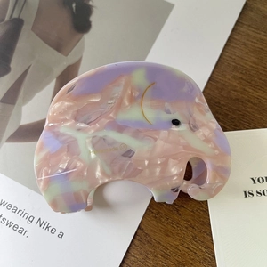 Détail de la pince à cheveux éléphant avec texture de marbre rose et violet en acétate