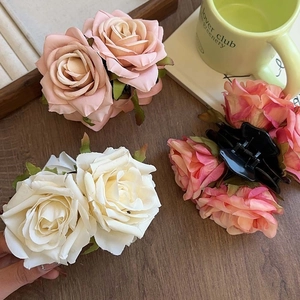 Trois grandes pinces à cheveux en forme de rose 3D en crème, rose et rouge pour femmes