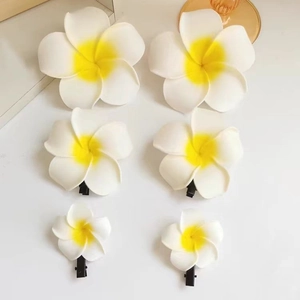 Lot de 6 barrettes fleurs de frangipanier blanches en trois tailles avec centre jaune
